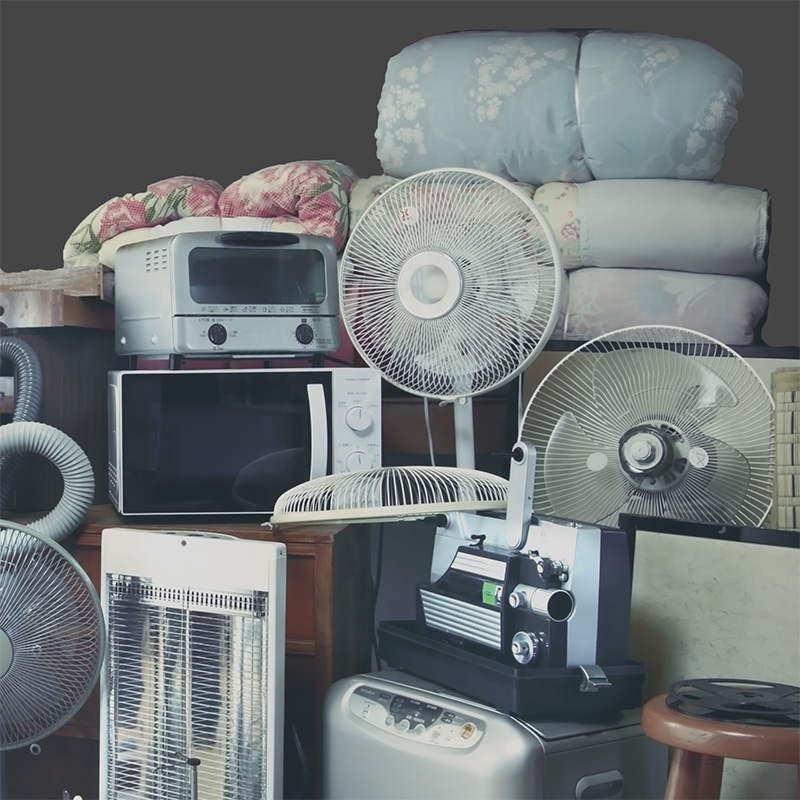 Ansammlung alter Möbel