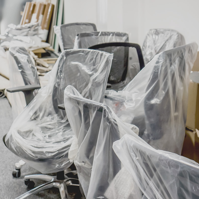 In Folie eingepackte Bürostühle